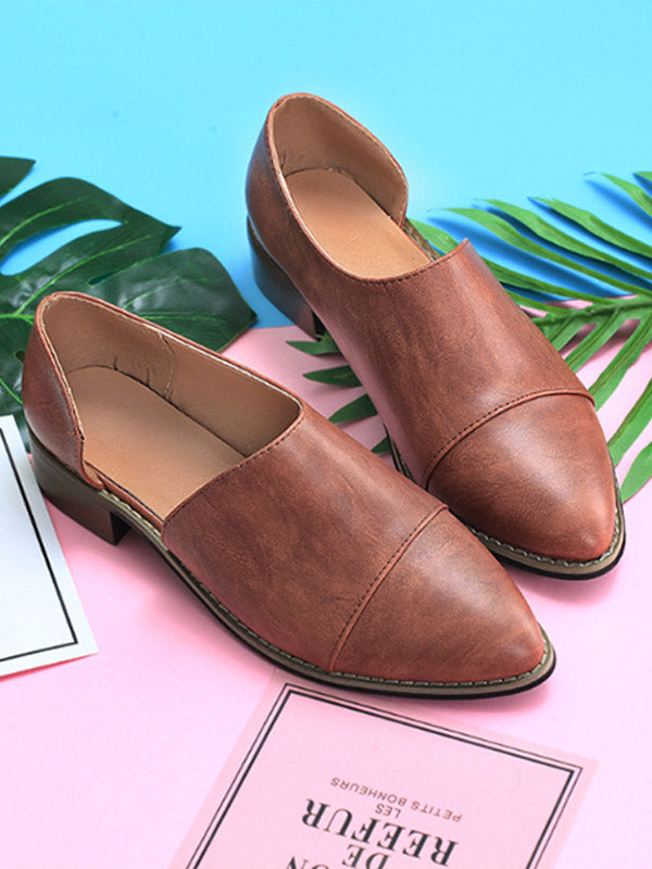 Moterys, turinčios smailias kojų iškirptes ir žemus kulniukus