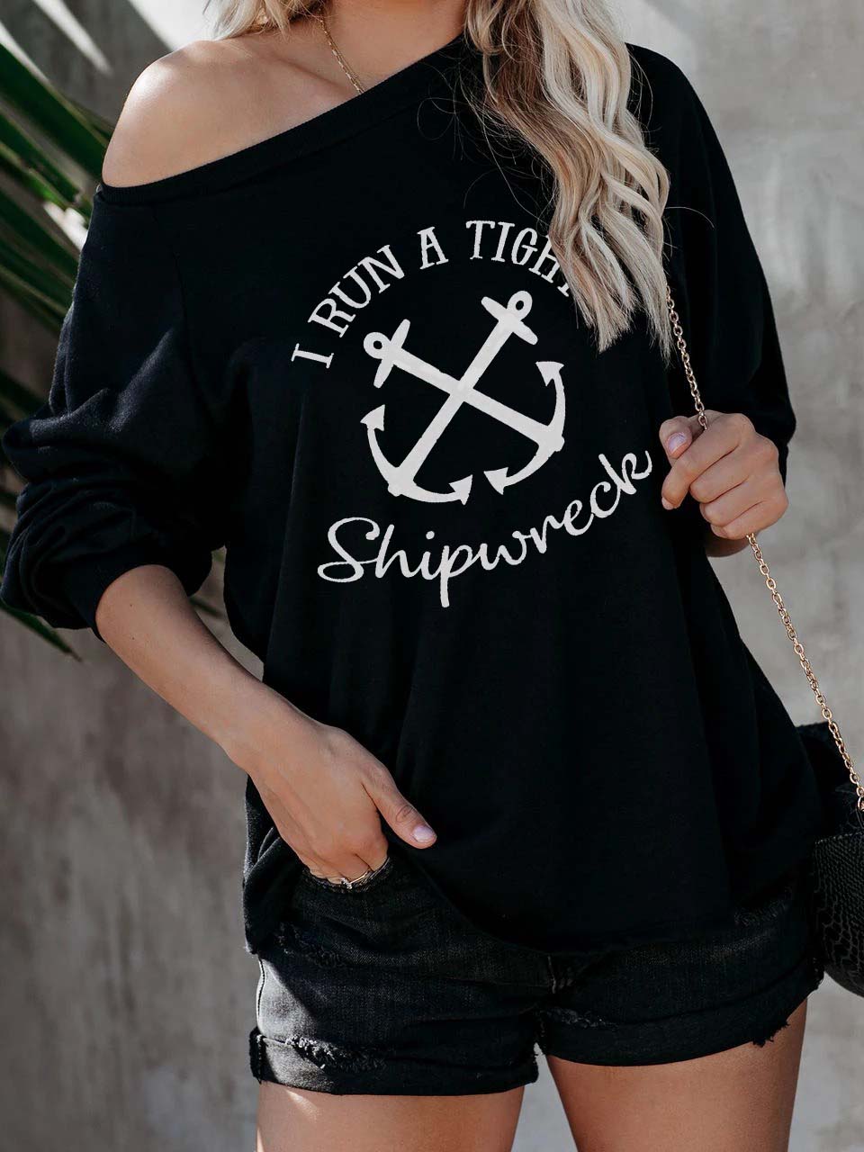 Mujeres que trabajan desde el hombro. La parte superior de dos partes.