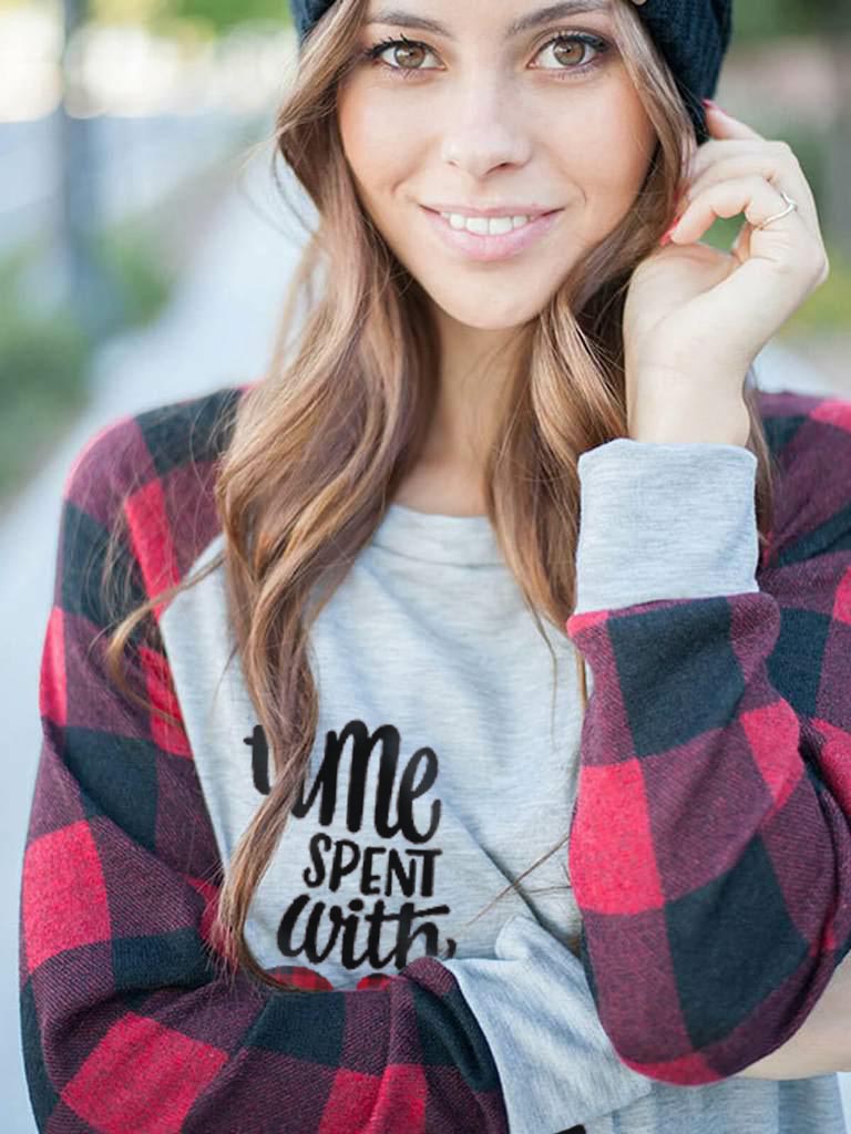 Frauenzeit mit Hunden verbracht wird nie verschwendet Plaid-Ärmel T-Shirt