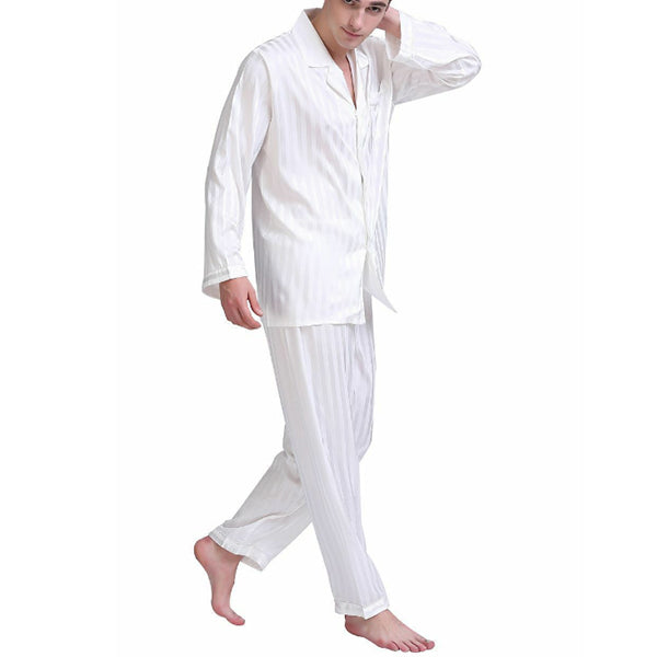 Traje de seda fresco y cómodo para hombres.