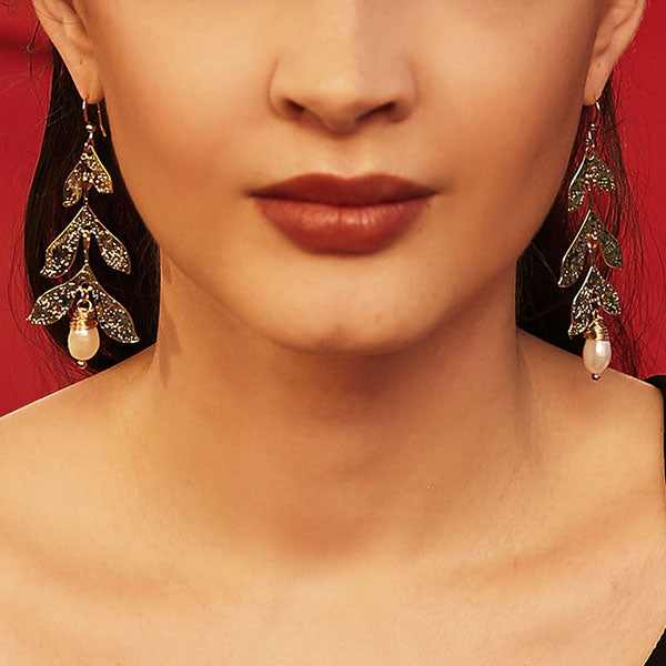 Pendientes de hojas de perlas naturales de agua dulce.