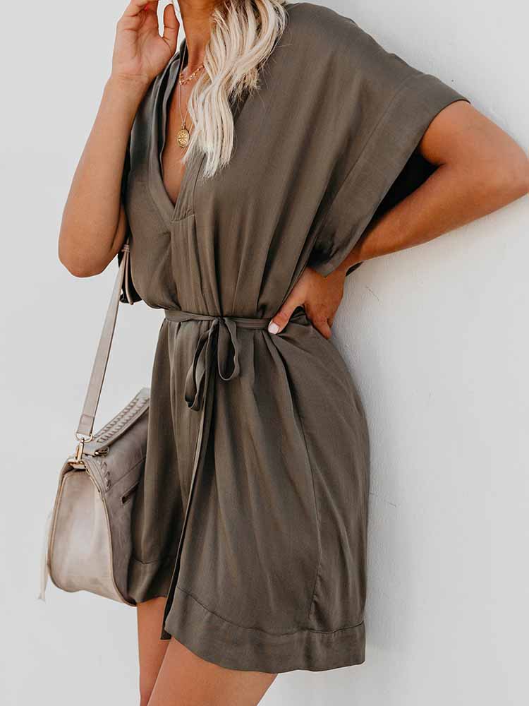 Einfarbiges Minikleid mit V-Ausschnitt und Schnürung