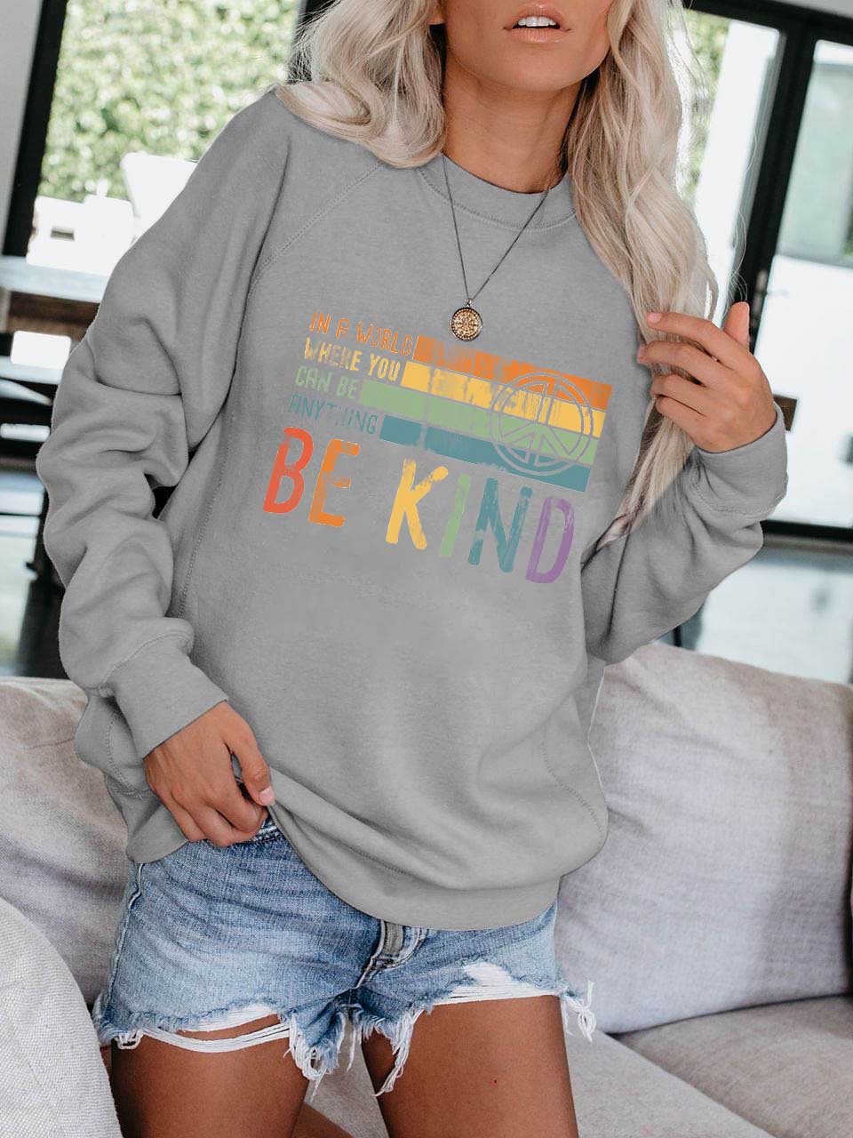 In einer Welt, in der Sie alles sein können, seien Sie freundlich Drucken Sie Langarmpullover