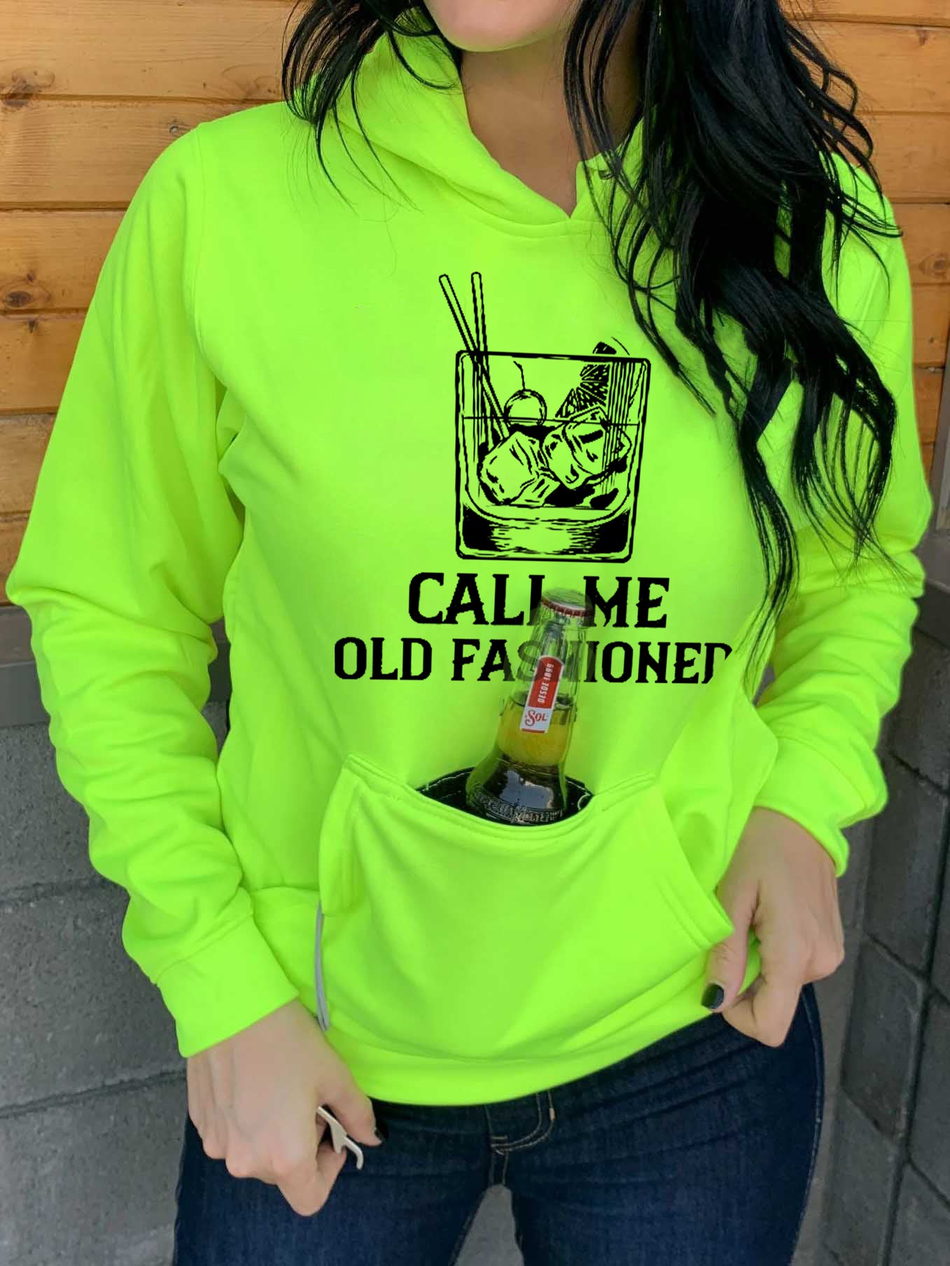 Una mujer me llama un suéter teñido a la antigua