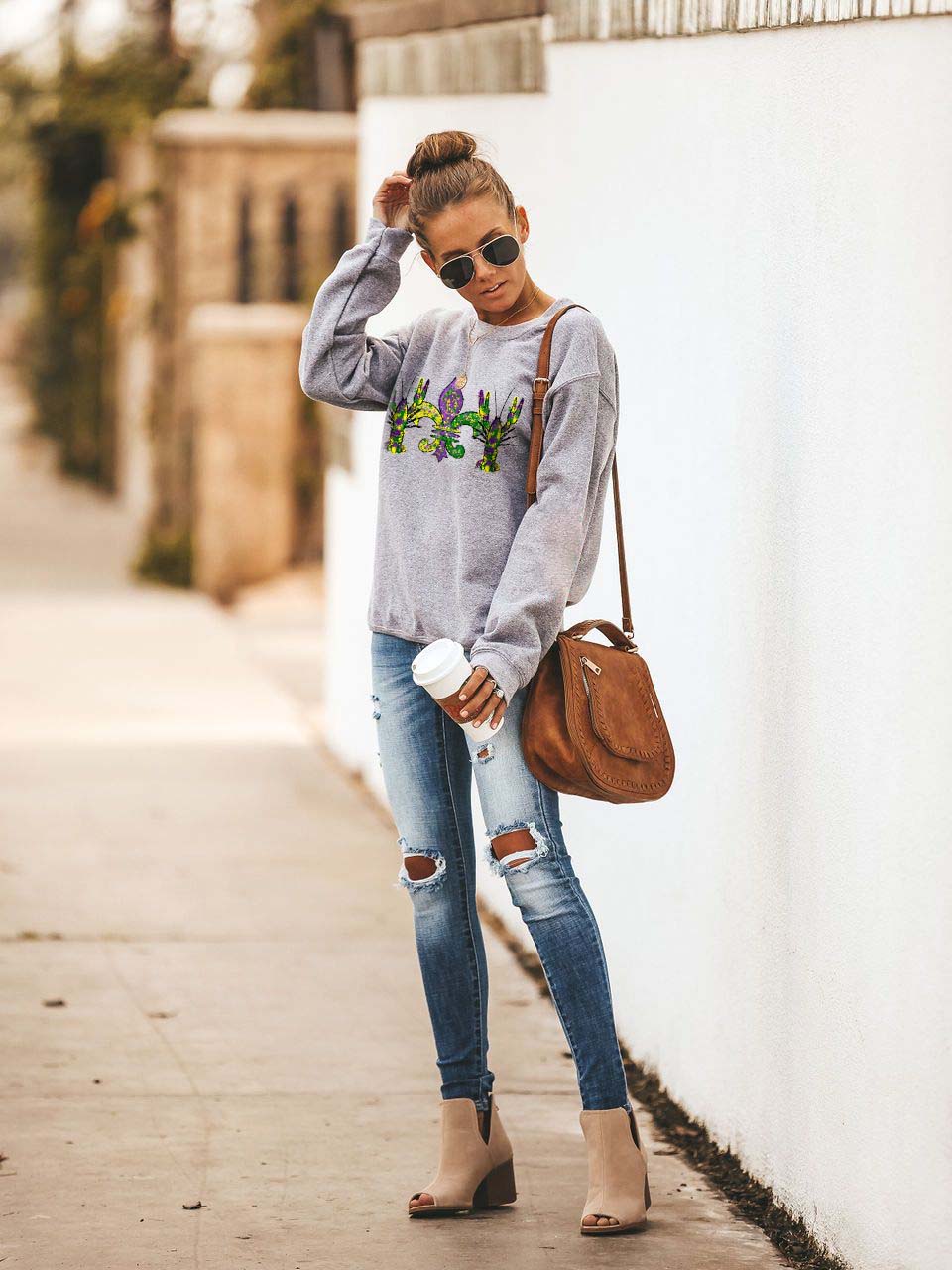 Damas con camisas de punto