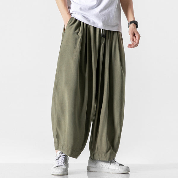 Cómodo pantalón de hombre de algodón y lino con pierna ancha.