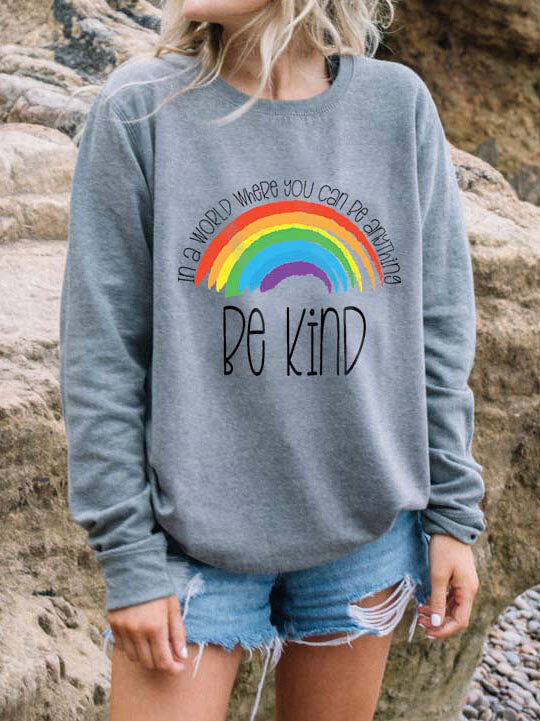In einer Welt, in der Sie alles sein können, seien Sie freundlich Rainbow Print Pullover