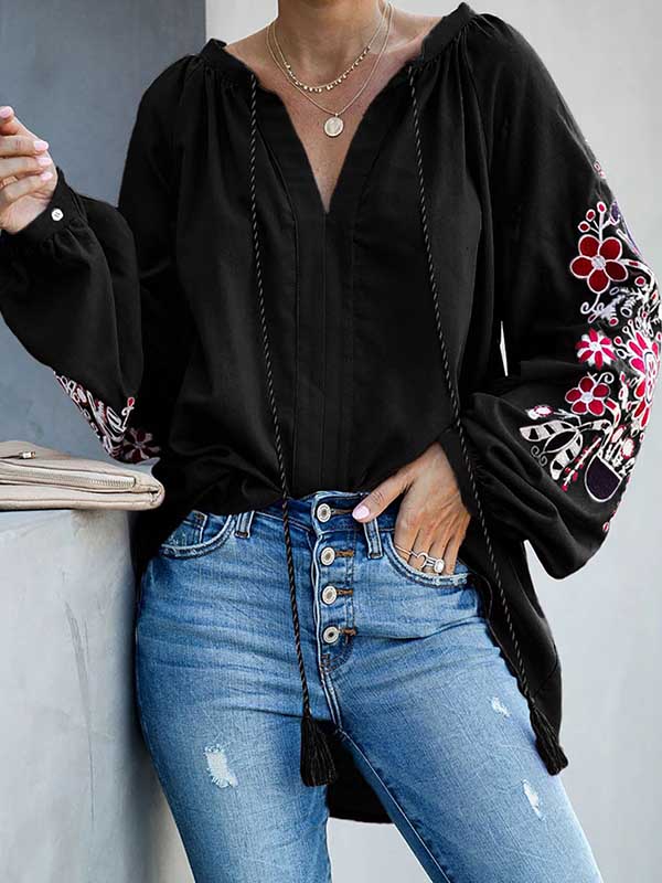 Blusa de mujer con bordado floral.