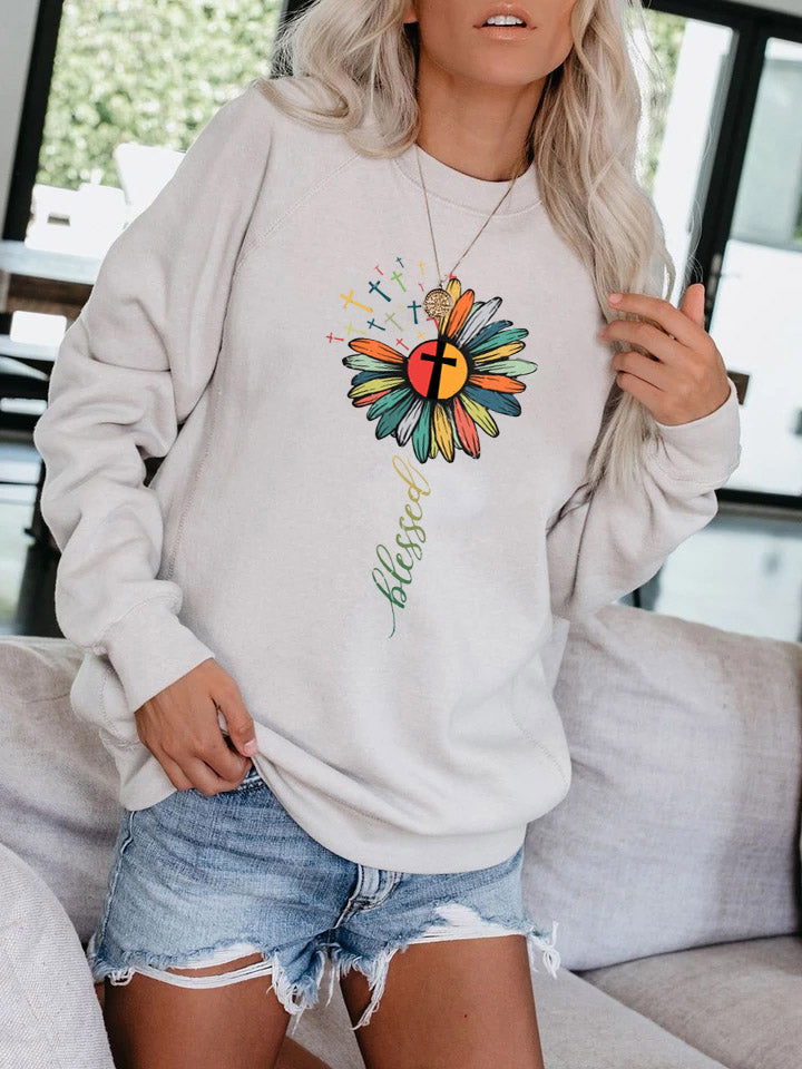 Moteris palaimino atspausdintą megztinį