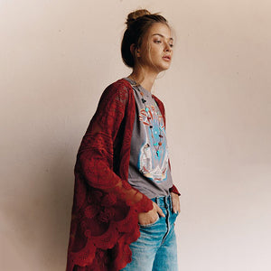 Damenferienwind außerhalb der Spitzenstrickjacke