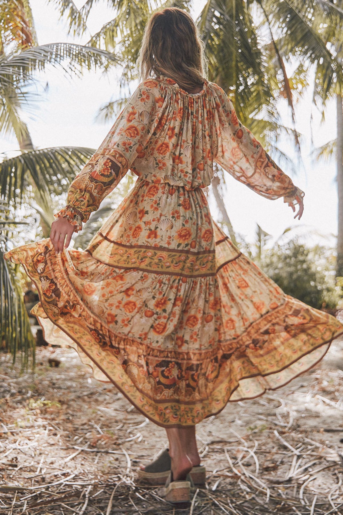 Vestido de gasa de mujer con manga larga.