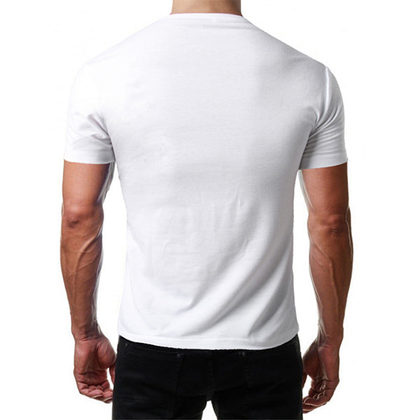 Camiseta de manga corta para hombre con ribete irregular y hebilla metálica.