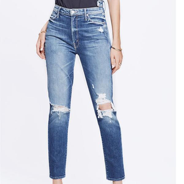 Jeans pulidos en un moderno salón de cintura alta