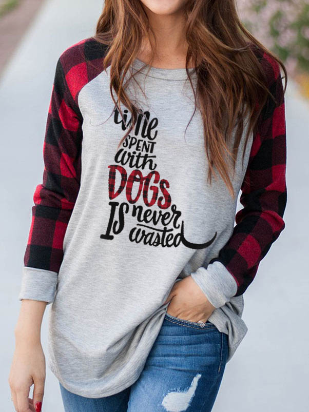 Frauenzeit mit Hunden verbracht wird nie verschwendet Plaid-Ärmel T-Shirt