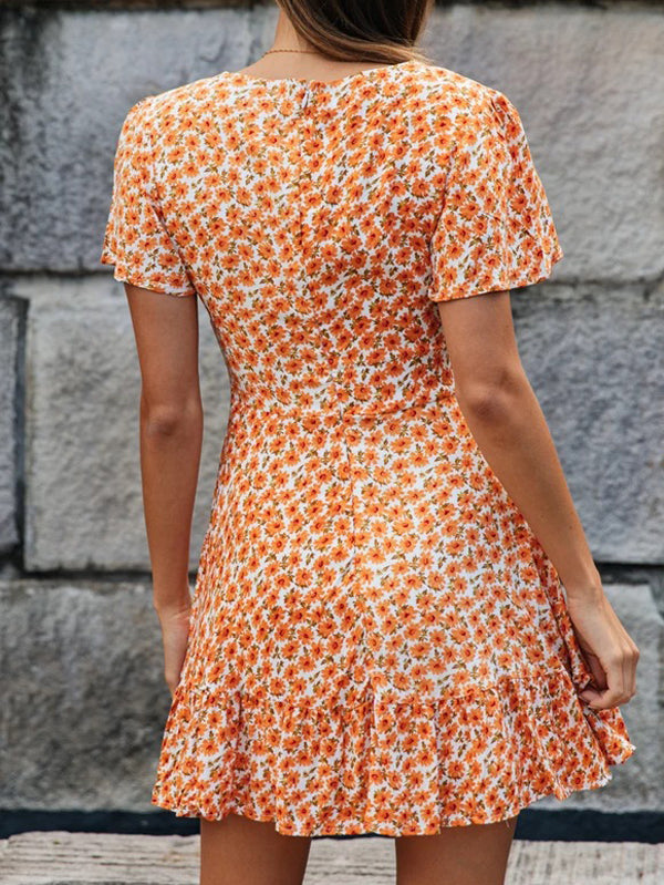 Vestido corto con estampado floral y cuello en V