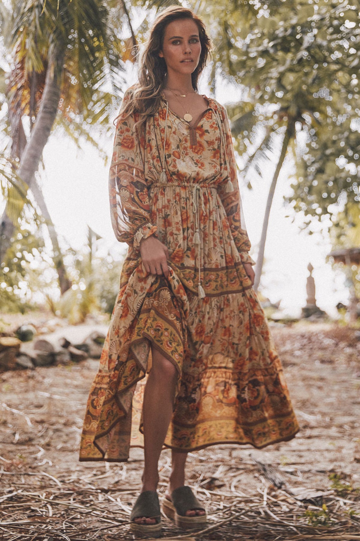 Vestido de gasa de mujer con manga larga.