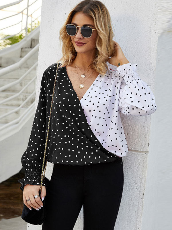 Costuras informales con lunares y manga larga.