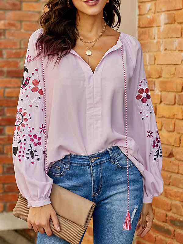 Blusa de mujer con bordado floral.