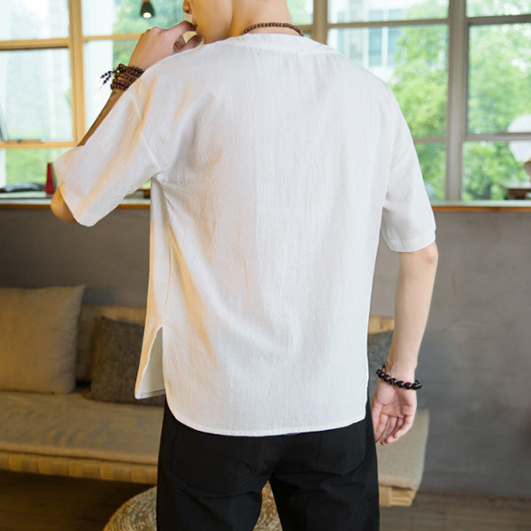 Camisa de algodón y lino para hombres con cuello redondo y bolsillo suelto.