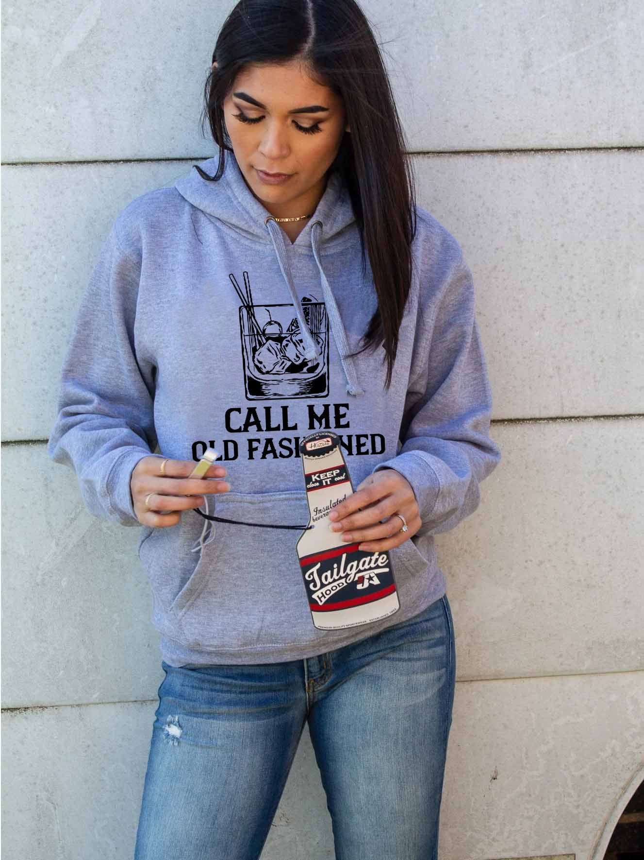 Una mujer me llama un suéter teñido a la antigua