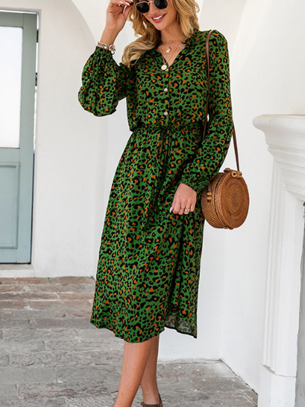 Vestido de mujer de manga larga con estampado de leopardo.