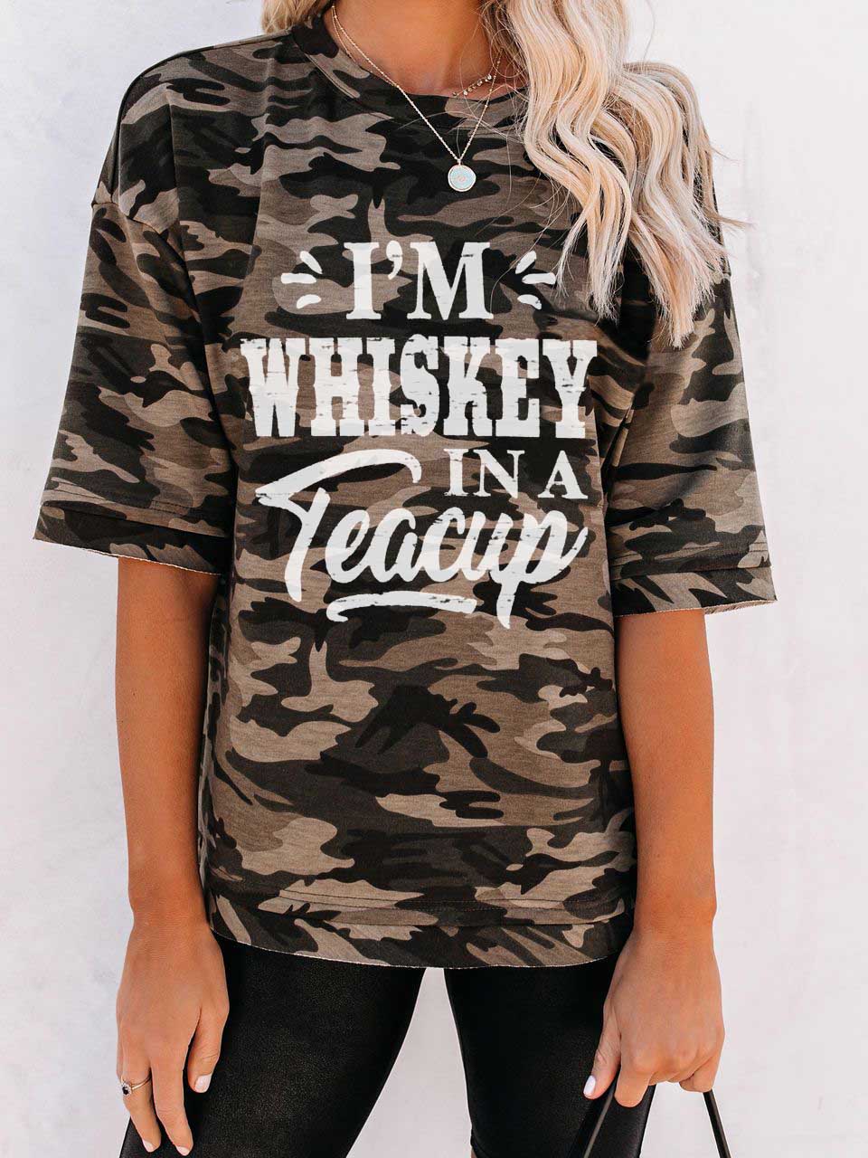 Puse whisky en una camiseta de camuflaje impresa en té