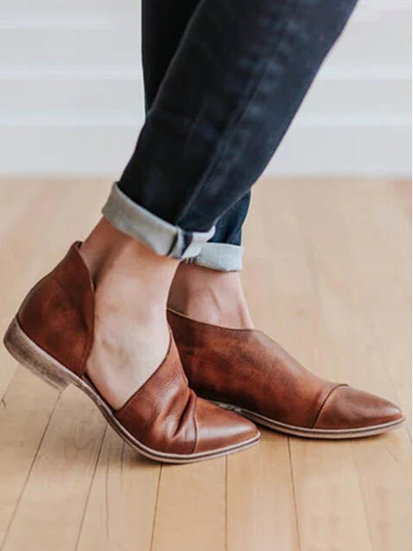 Moterys, turinčios smailias kojų iškirptes ir žemus kulniukus