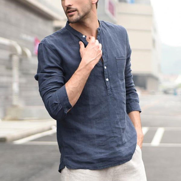 Camisa de hombre con cuello alto y camisa de lino.