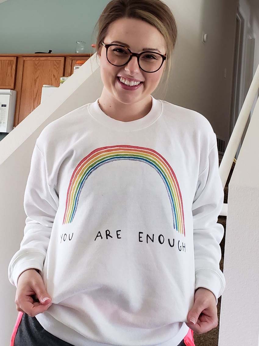 Eres suficiente y un suéter arcoiris