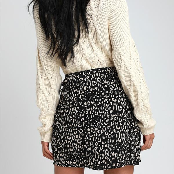 Minifalda cruzada con lazo en la parte delantera y estampado de leopardo negro de Haute Spots
