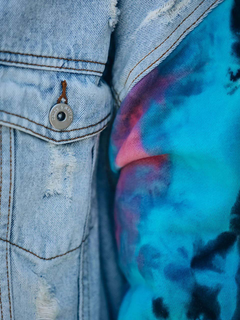 Acogedor tinte de corbata tejido con una chaqueta estilo denim con capucha