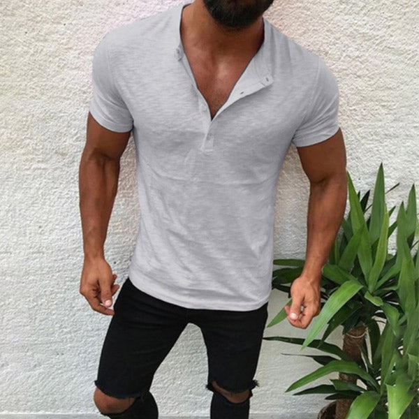 La camisa de los hombres es resistente, cómoda y de manga corta.