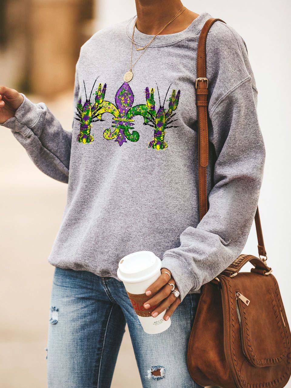 Damas con camisas de punto