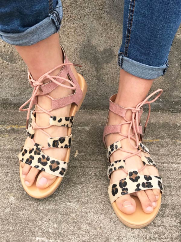 Moteriškos leopardo spausdintos plokščios kryžminės juostos, romėniškos sandalai