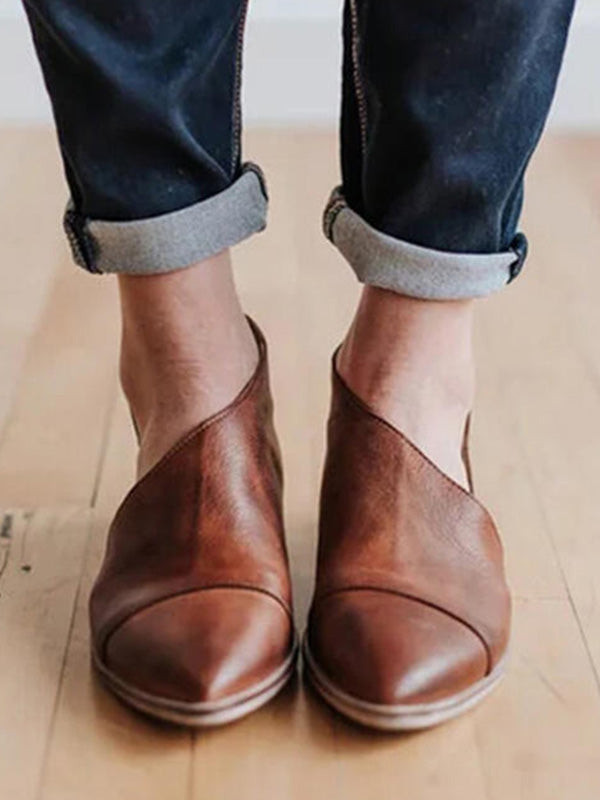 Moterys, turinčios smailias kojų iškirptes ir žemus kulniukus