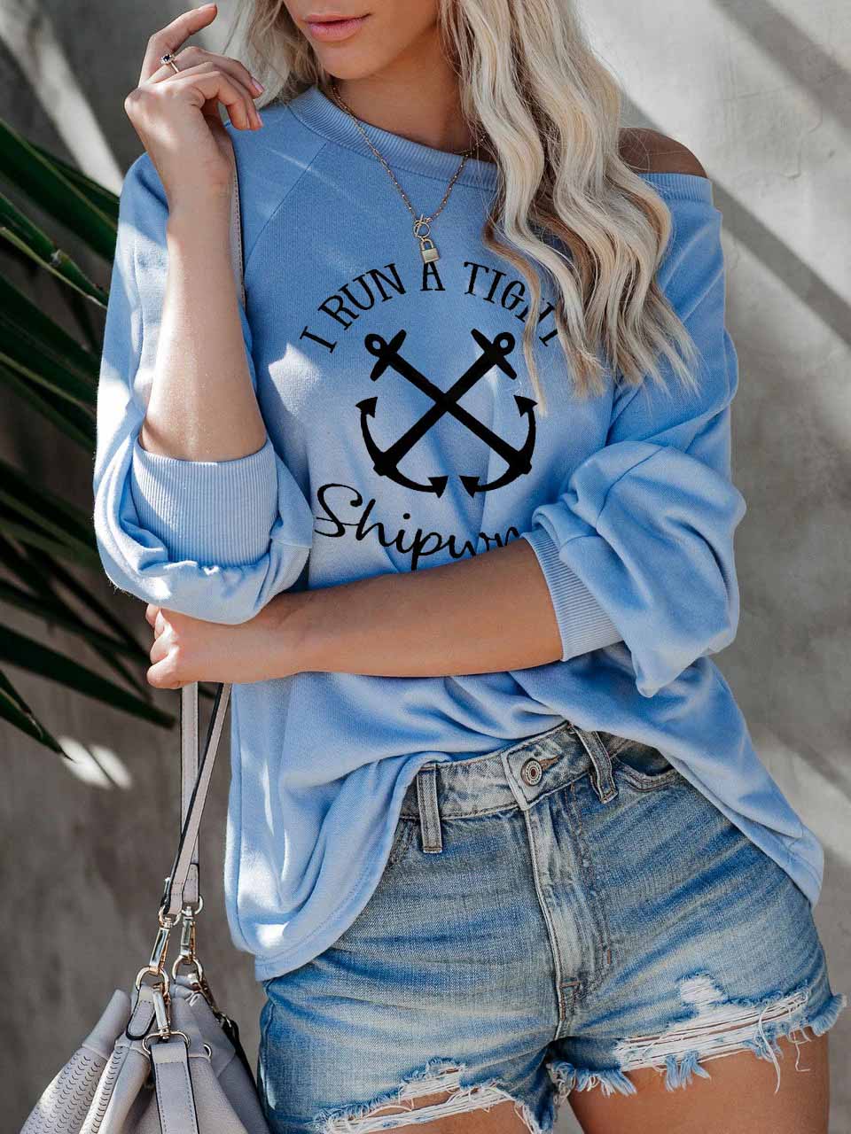 Mujeres que trabajan desde el hombro. La parte superior de dos partes.