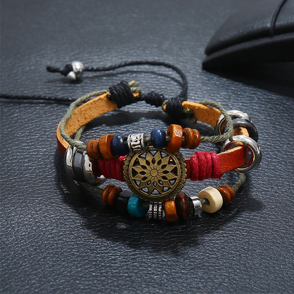 Pulsera de aluminio hecha de piel de vaca antigua, con cuentas.