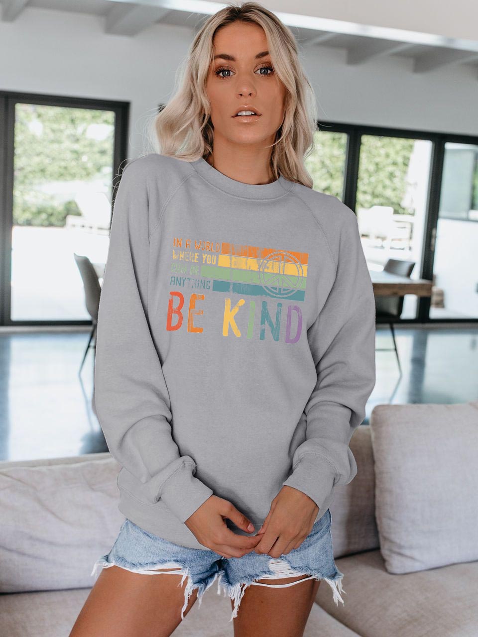 In einer Welt, in der Sie alles sein können, seien Sie freundlich Drucken Sie Langarmpullover