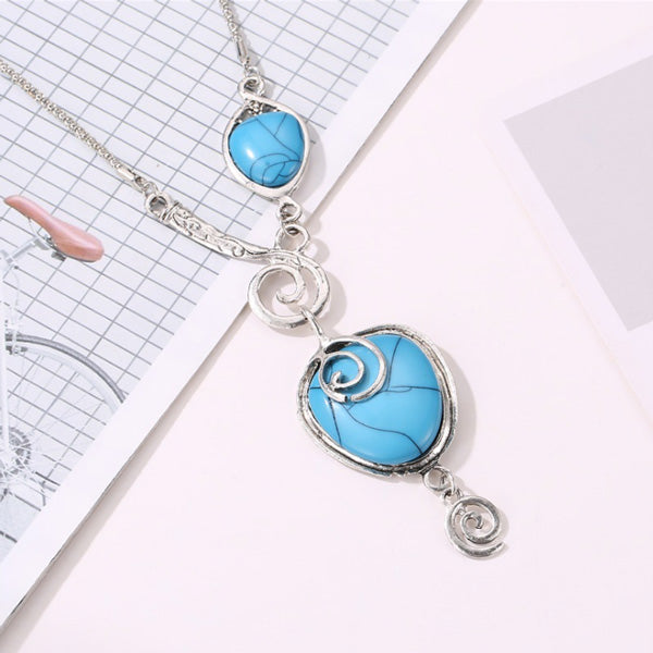 El viento étnico de las mujeres rompió el collar turquesa