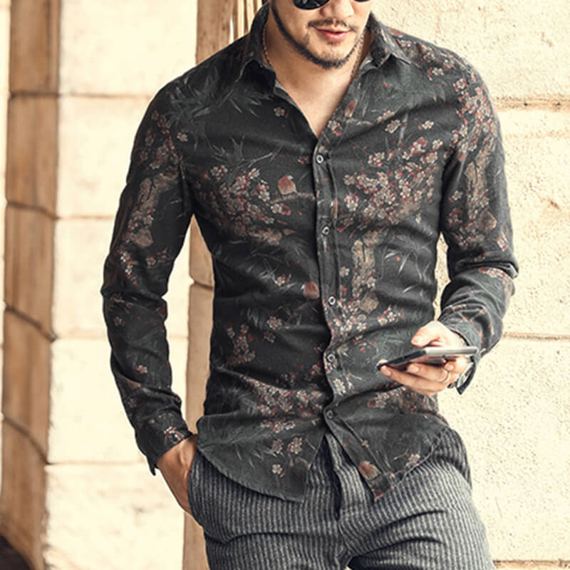 Camiseta de manga larga para hombre con estampados de estilo urbano.