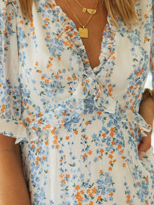 Kurzes Kleid mit Blumendruck und V-Ausschnitt