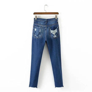 Jeans pulidos en un moderno salón de cintura alta