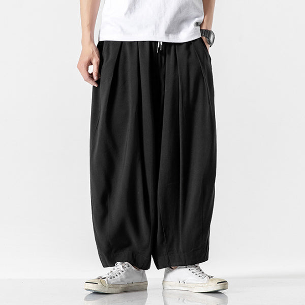 Cómodo pantalón de hombre de algodón y lino con pierna ancha.