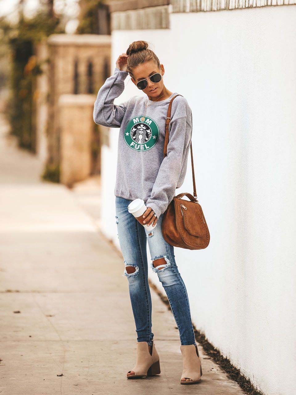 Moterys motina kavą maitina juokingu megztiniu