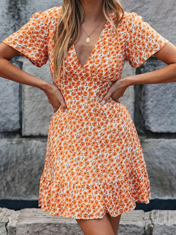 Vestido corto con estampado floral y cuello en V