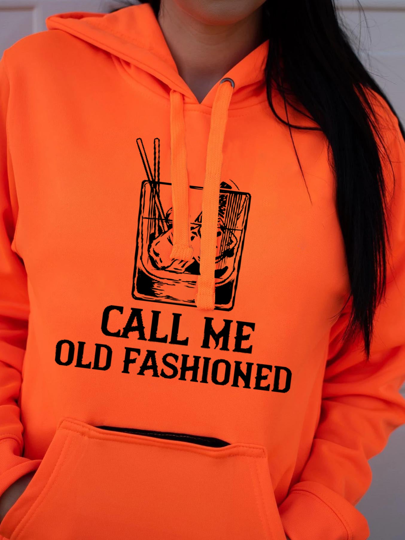 Una mujer me llama un suéter teñido a la antigua