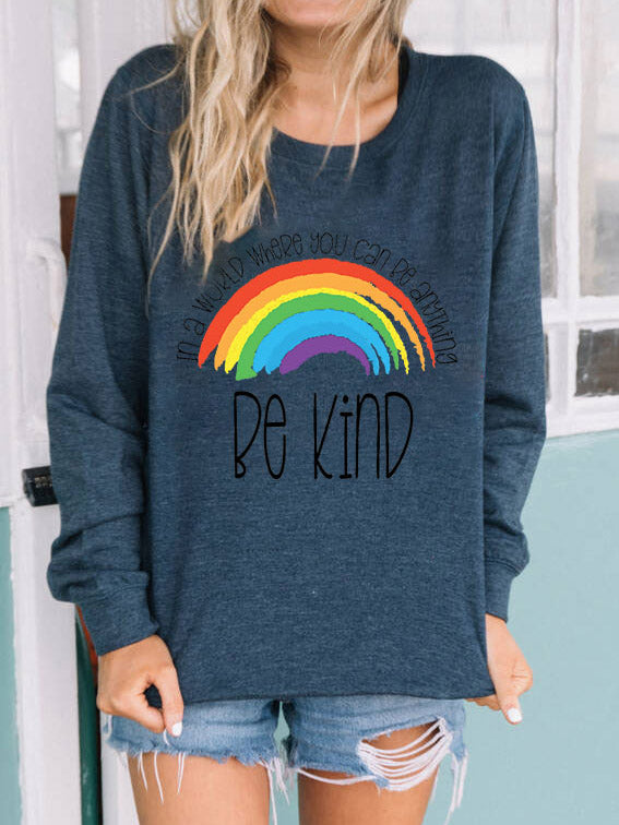 In einer Welt, in der Sie alles sein können, seien Sie freundlich Rainbow Print Pullover