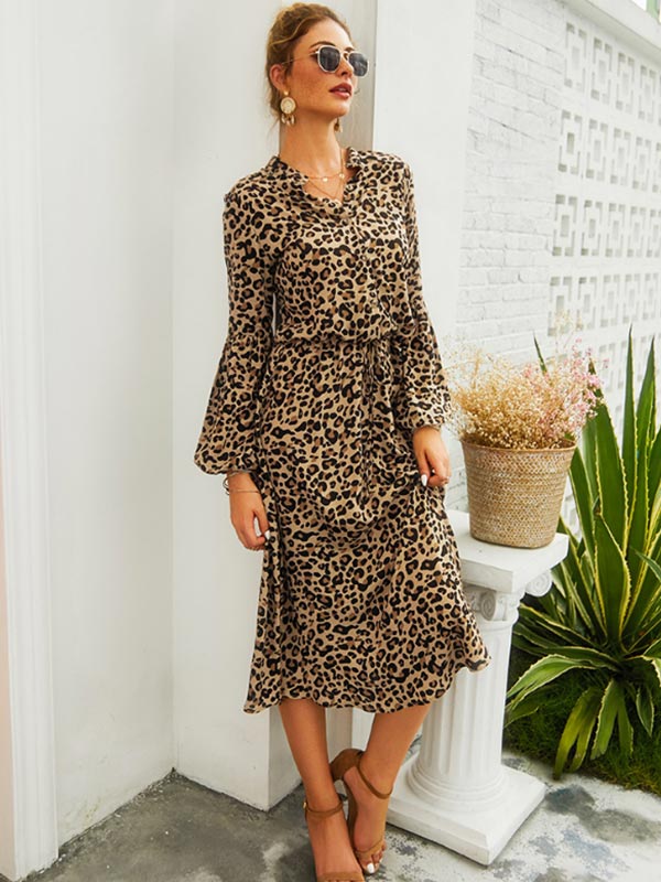 Vestido de mujer de manga larga con estampado de leopardo.