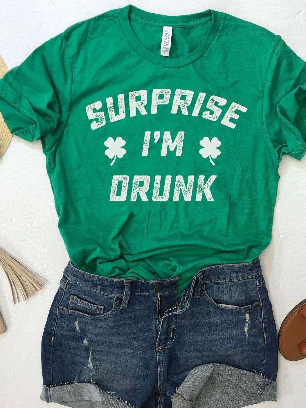 Sorpresa de que me elogien la camiseta feliz del trébol para las mujeres