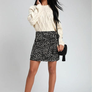 Minifalda cruzada con lazo en la parte delantera y estampado de leopardo negro de Haute Spots